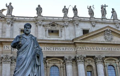 サン・ピエトロ大聖堂前の聖ペトロ像