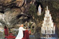 1983年マッサビエル洞窟の教皇ヨハネ･パウロ２世 © Ireneed