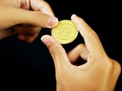 アイキャッチ用　a coin in hands