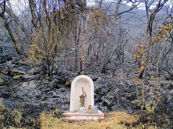 奇跡的に火事を免れた聖母像