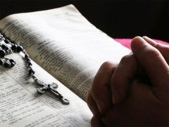 アイキャッチ用　聖書とロザリオの祈り