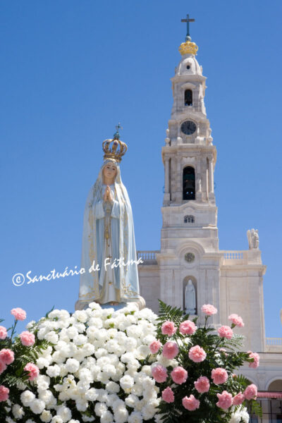 ファティマ大聖堂とファティマの聖母像 ©Sanctuário de Fátima