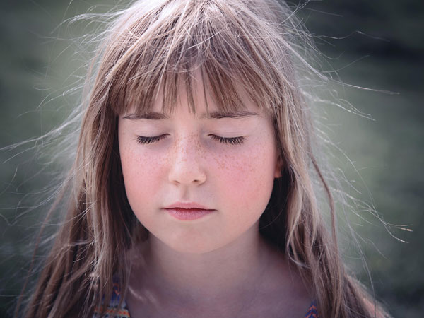 アイキャッチ用　風に吹かれる少女